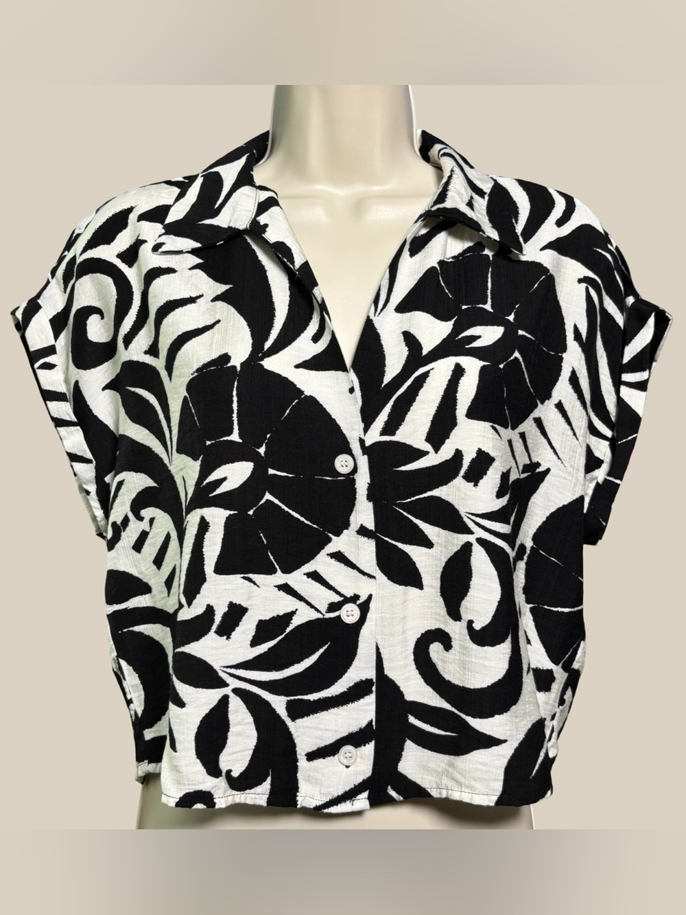Fashion Nova Crop Top Short Sleeve Button Down Blouse Black White Leaf Print M